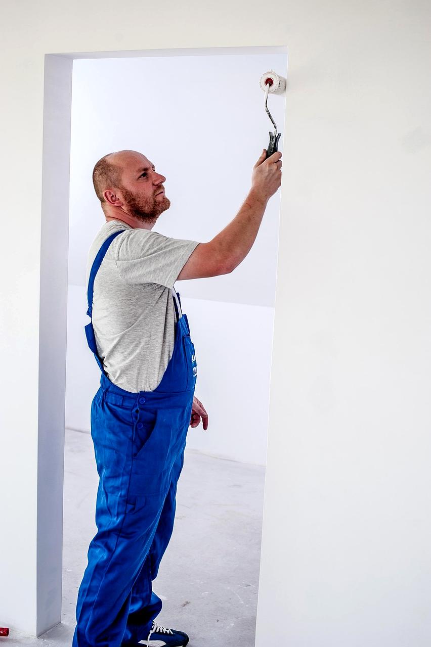 Profesyonel teknisyen beyaz eşya tamir ederken